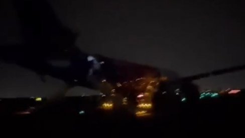 ПОЈАВИО СЕ СНИМАК ЕВАКУАЦИЈЕ: Путници хрле ка излазу из авиона, хаос на аеродрому Никола Тесла (ВИДЕО)