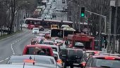 SAOBRAĆAJNI KOLAPS U KNEZA MILOŠA: Gužva u centru Beograda, preprečio se tramvaj