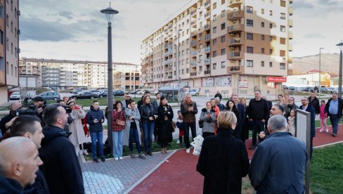 SEĆANJE NA PROFESORA SENTIMENTALNOG VASPITANJA: Otkrivanjem spomen-ploče počela manifestacija Momo Kapor: Čuvar adrese u Istočnom Sarajevu