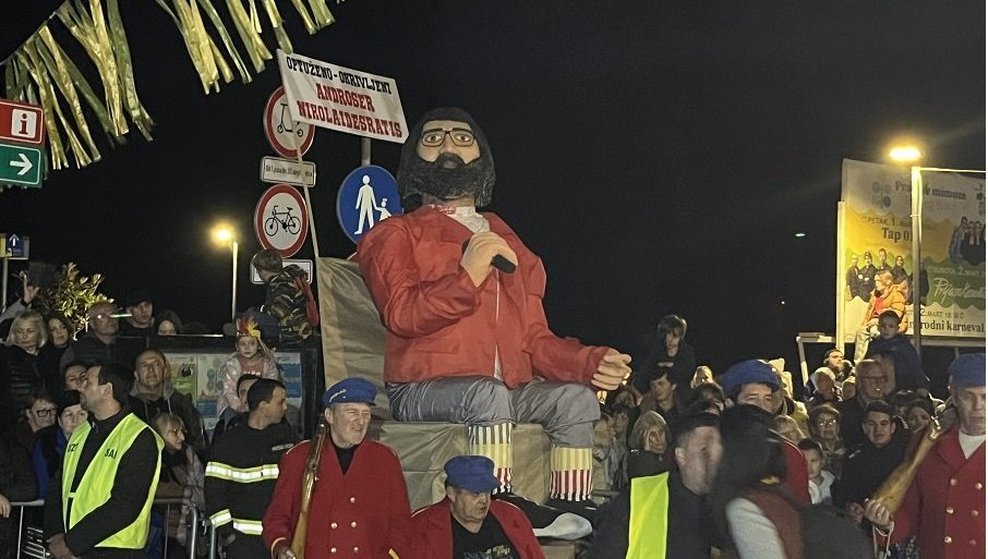 ZAVRŠEN PRAZNIK MIMOZE: Suđenje karnevalu izazvalo buru – spaljena lutka književnika Andreja Nikolaidisa