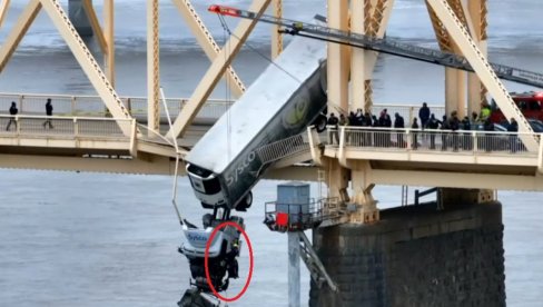 ДРАМАТИЧНА АКЦИЈА СПАШАВАЊА: Камион висио с моста, жена заглављена чекала помоћ (ВИДЕО)