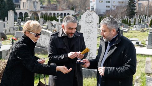 NA GROBU MAJKE MOME KAPORA: U Sarajevu, 14 godina od njegove smrti, održani manifestacija i molitveno sećanje na velikog umetnika (FOTO)
