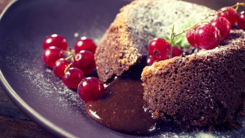 ПРАВИ СЕ И ЈЕДЕ БЕЗ ГРИЖЕ САВЕСТИ: Лава колач - Савршенство укуса које има мање од 250 калорија