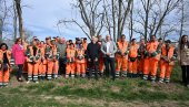 ČISTIO I GRADONAČELNIK : Milan Đurić sa radnicima Čistoće u prolećnoj akciji uređenja Novog Sada