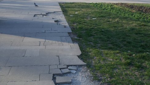 ОПРЕЗНО, ОШТЕЋЕНЕ СТАЗЕ НА ТАШМАЈДАНУ: Чувеном престоничком парку у центру града неопходна је хитна санација