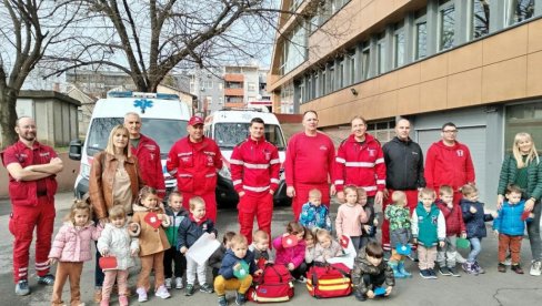 BEZ STRAHA KOD LEKARA: Deca iz obdaništa Zvončić  posetila Službu hitne pomoći doma zdravlja u Valjevu