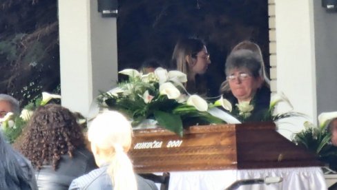 MARTININ SANDUK IZMEĐU SANDUKA SINOVA: Potresne scene sa sahrane dvoje mališana i njihove majke koja je skočila u smrt (FOTO/VIDEO)