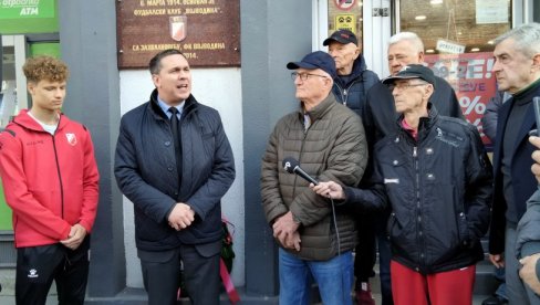 ЛОВОРОВ ВЕНАЦ НА СПОМЕН-ПЛОЧУ: Фудбалери Војводине обележили 110 година од оснивања клуба