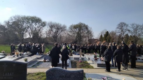MARTINU OD PORODICE ODVOJIO MUŽ: Muk na sahrani u Bačkom Petrovcu, majka i sinovi počivaju u istoj raki (VIDEO)
