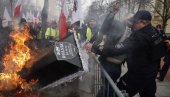 POLJOPRIVREDNICI SE SUKOBILI SA POLICIJOM U VARŠAVI: Požar ispred kabineta premijera Donalda Tuska (FOTO)