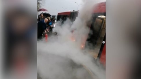 ZAPALIO SE AUTOBUS NA LINIJI 511: Putnici u panici istrčali napolje, dim kulja na sve strane (VIDEO)