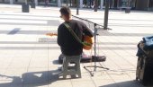 ZABAVA ZA LJUBITELJE MUZIKE: Ulični koncert za gitaru u centru Požarevca