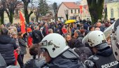 ПЕТАРДАМА  И ЈАЈИМА НА ЧЕТНИКЕ  И МАНДИЋА: Малобројни црногорски екстремисти дивљали пре почетка седнице Скупштине на Цетињу