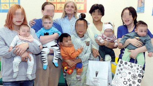 NA POKLON I ZANAT: Fondacija humanosti Novosti uručila osmomartovske darove Materinskom domu u Zvečanskoj (FOTO)
