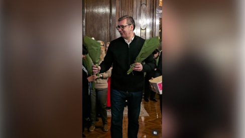 DRAGE ŽENE, HVALA VAM ZA LJUBAV, HVALA VAM NA SVEMU! Lepi snimci iz Predsedništva - Vučić podelio cveće damama (VIDEO)