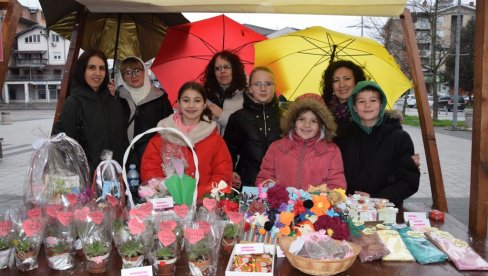 ZARADA U ŠKOLSKU KASU: Osnovci organizovali osmomartovski bazar u Despotovcu