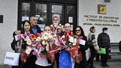 РУЖЕ ЗА 200 ОСМЕХА: Ученици Медицинске школе Београдобрадовали пацијенткиње Института за онкологију и радиологију (ФОТО)