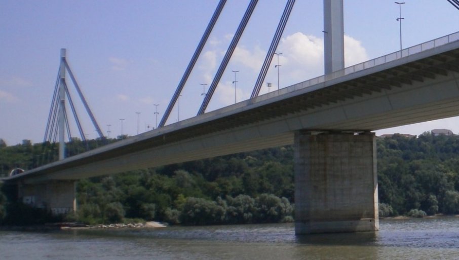 POLICIJA I SPASIOCI SA ŠTRANDA SPASLI MUŠKARCA IZ DUNAVA: Nepoznati čovek skočio s Mosta slobode