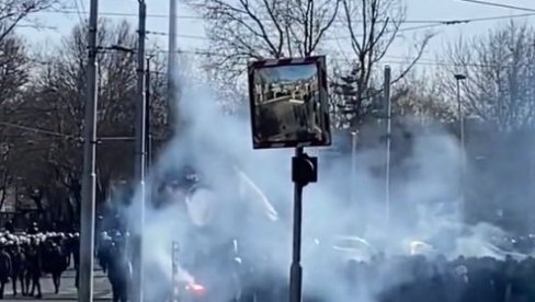KAD HILJADE NAVIJAČA ZAJEDNO KRENE NA VEČITI DERBI: Kakva scena na ulicama Beograda... (VIDEO)