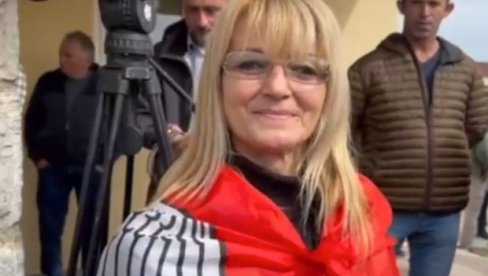 ЈА ВОЛИМ СРБИЈУ И СВОЈ НАРОД: Памбуковичанка дочекала председника Вучића огрнута српском тробојком (ВИДЕО)
