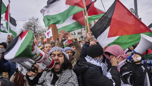 ПРОТЕСТИ У АМСТЕРДАМУ ЗБОГ ПОСЕТЕ ПРЕДСЕДНИКА ИЗРАЕЛА: Демонстранти траже прекид ватре у Гази