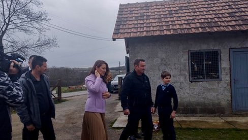 ODLUČNI DA OSTANU NA KIM SA ČETVORO DECE: Stojkovićeva posetila porodicu Komatović u Istoku kojoj je Kancelarija za KiM sagradila kuću