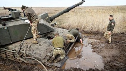 БРИТАНСКИ ТЕНКОВИ НЕУПОТРЕБЉИВИ: Један од “најбољих” тенкова у Украјини је претежак и слабо оклопљен (ВИДЕО)