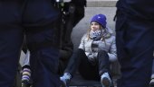 ГРЕТА ТУНБЕРГ ПОНОВО У АКЦИЈИ: Полиција је однела 20 метара од улаза у парламент који је претходно блокирала са другим демонстрантима