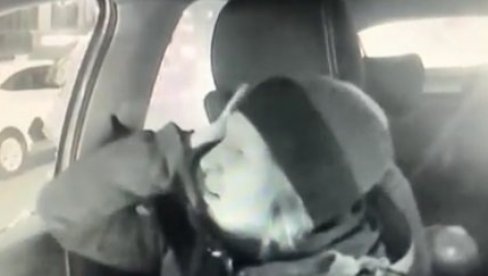 (UZNEMIRUJUĆI VIDEO) NASILNIK PRETUKAO GLUVONEMU DEVOJKU: Huligan razbio staklo na taksiju, pa je udario pesnicom