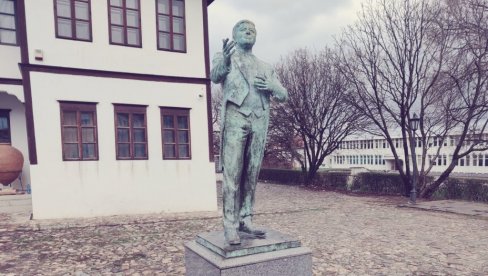 ANEGDOTA O  PEVAČU STANIŠI STOŠIĆU:  Srpski Pavaroti plenio glasom i u oficirskoj školi