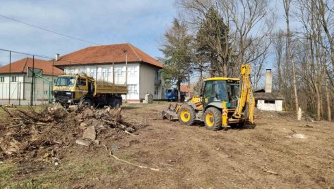 GRAĐEVINSKA OPERATIVA JAVNOG PREDUZEĆA OPŠTINE SOPOT MAKSIMALNO ANGAŽOVANA: Sređuju dvorište u Rogači