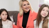 МИНИСТАРКА СА ПОРОДИЦОМ СТОЈИСАВЉЕВИЋ: Драго ми је што сам имала прилику да уручим решење о исплати једнократне помоћи (ФОТО)