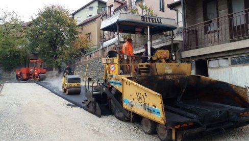PROLEĆNO SREĐIVANJE: Počelo asfaltiranje ulica u Užicu