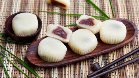 МОЦХИ ИЛИ ДАИФУКУ: Направите популаран јапански колач који се не пече,а коме нећете моћи одолети
