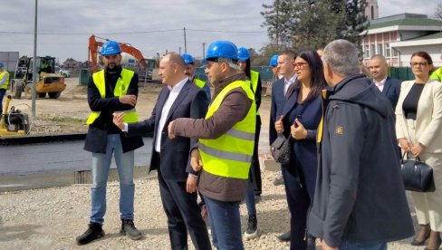 U JULSKOM NEVREMENU PRETRPELA VELIKU ŠTETU: Gradonačelnik Đurić posetio gradilište u futoškoj osnovnoj školi