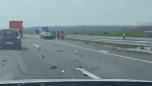 DELOVI RASUTI PO PUTU, OD SILINE UDARA OTPAO TOČAK: Saobraćajna nesreća na auto-putu Miloš Veliki (VIDEO)