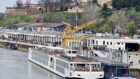 ОТВОРЕНА НАУТИЧКА СЕЗОНА: На Савско пристаниште упловио први крузер са страним туристима (ФОТО)