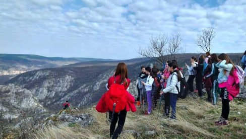 СТАЗОМ ПЕТРУШКИХ МОНАХА: Планинари оживели кањон реке Црнице (ФОТО)