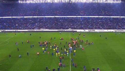 JEZIVO! TADIĆ SPASAVAO ŽIVU GLAVU! Strašne scene u Turskoj, navijači samo što nisu ubili fudbalere Fenerbahčea, ovo se ne pamti! (VIDEO)