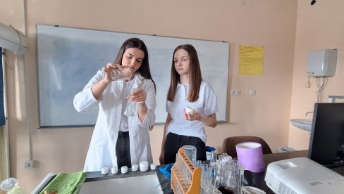 RELAKS IZ ĐAČKE KLUPE: Učenička kompanija Srednje škole Nikola Tesla u Batočini spremna za nove izazove