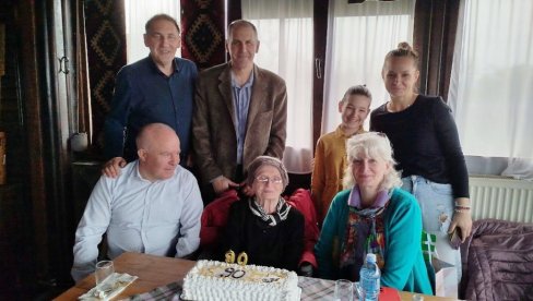 S LJUBAVLJU U DESETU DECENIJU: Miroslava Dišić oduvala 90 „godinica“ sa rođendanske torte (FOTO)