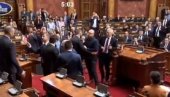 DOKLE? Kisićeva oštro osudila nasilje u Skupštini: Sramni napad na najstarijeg narodnog poslanika za najoštriju osudu
