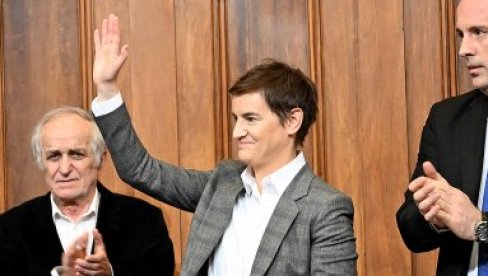 ZAVRŠENA SEDNICA SKUPŠTINE: Brnabić nova predsednica parlamenta, opozicija bacala papire i lupala po klupama (FOTO/VIDEO)