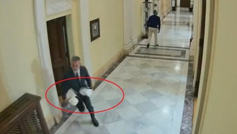 БРУКА: Погледајте како Ђиласова опозиција краде тоалет папир у Скупштини (ВИДЕО)