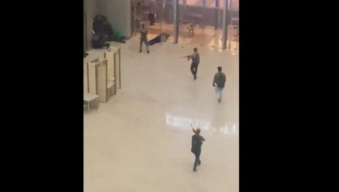 НАЈУЖАСНИЈИ СНИМАК НАПАДА У МОСКВИ: Терористи пуцају у масу, људи се боре за живот (ВИДЕО)