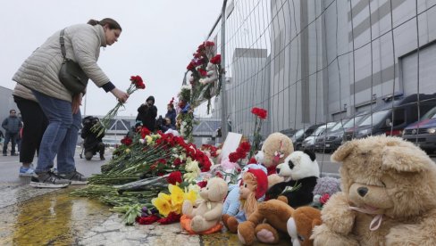 МАЈКЕ СУ ПРОНАЂЕНЕ КАКО ГРЛЕ СВОЈУ ДЕЦУ: Потресни детаљи масакра у Москви, срце да пукне од туге