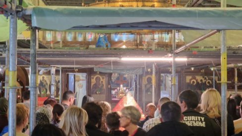 ПАРАСТОС ЗА ЖРТВЕ ТЕРОРИСТИЧКОГ НАПАДА У МОСКВИ: Грађани дошли у Руску цркву на Ташмајдану да одају почаст страдалима (ВИДЕО)