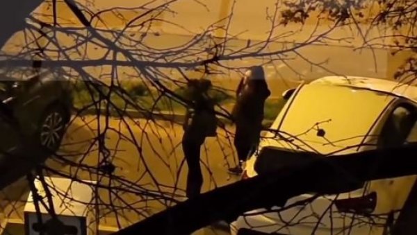 БЛАГО КУЋИ КОЈУ ЗАОБИЂУ: Потукле се две девојке, снимак окршаја згорзио Београђане (ВИДЕО)