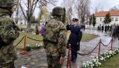 DA SE VIŠE NIKADA NE PONOVI: U Novom Sadu u kasarni „Jugovićevo“ obeležen Dan sećanja na poginule u NATO agresiji