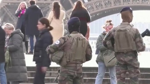 DUGE CEVI U CENTRU PARIZA: Naoružani vojnici se šetaju francuskom prestonicom (FOTO)
